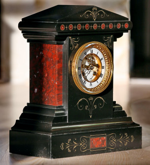 Редкие интерьерные каминные часы 19 века с открытым анкером и красивым боем