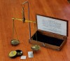 Антикварные Английские весы в деревянной коробочке - Необычный бизнес сувенир, прекрасный подарок судье, юристу, адвокату или почтовому служащему - антикварные английские весы в деревянной коробочке