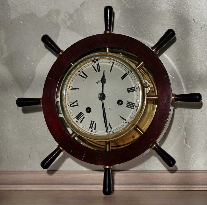 Большие яхтенные часы-штурвал Schatz с боем Большие каютные часы Schatz второй половины 20 века, с боем (бьют морские склянки). Эти часы почищены и смазаны, остаются в отличном рабочем состоянии. Отличный подарок моряку, капитану или владельцу яхты, оригинальная идея для бизнес сувенира. Купить с курьерской доставкой в магазине ДариАнтик™
