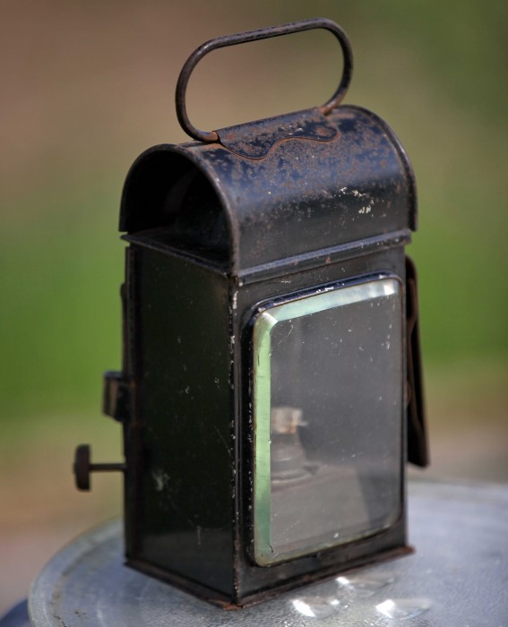 Старинный английский фонарь путевого обходчика Настоящий старинный английский железнодорожный фонарь - лучший подарок железнодорожнику или коллекционеру старинных световых приборов