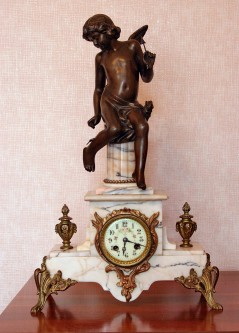 Антикварные французские каминные часы с боем "Амур и бабочка"