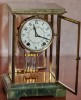 Антикварные американские часы регулятор с приятным боем "New Haven" в стекле и ониксе - Американские часы-регулятор  с боем "New Haven" в корпусе из оникса. Очень редкий и абсолютно уникальный экземпляр американских часов, которые были произведены во США в конце 19 века. Оригинальное антикварное состояние. Курьерская доставка по Москве и обл