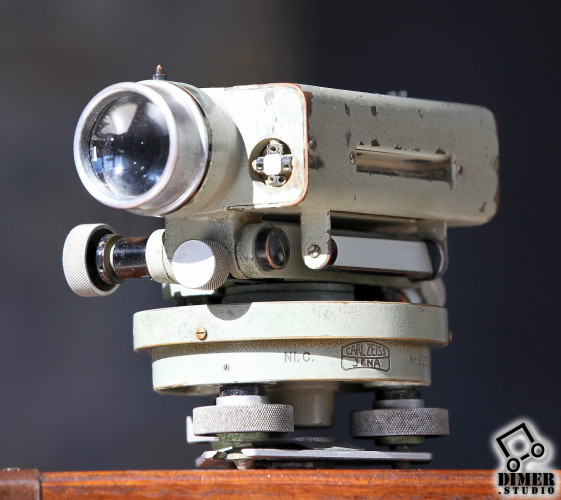 Старинный нивелир (геодезический прибор) "CARL ZEISS JENA" сороковых годов 20 века в отличном антикварном состоянии. Этот старинный прибор станет по-настоящему запоминающимся подарком строителю, геодезисту, либо бизнесмену, занимающемуся строительным бизн