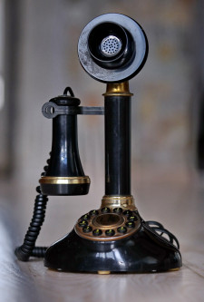 Старинный настольный телефон, модель начала 20 века из Англии