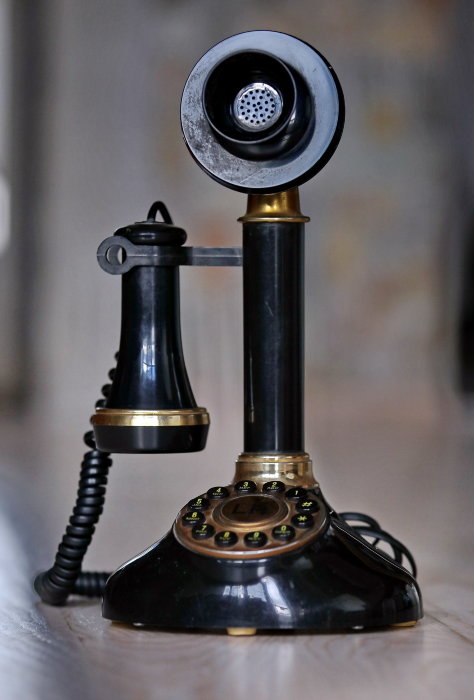 Старинный настольный телефон, модель начала 20 века из Англии Качественная реплика старинного настольного телефона начала 20 века - необычный эксклюзивный подарок, стильный элемент интерьера лофта, кабинета, квартиры или коттеджа.