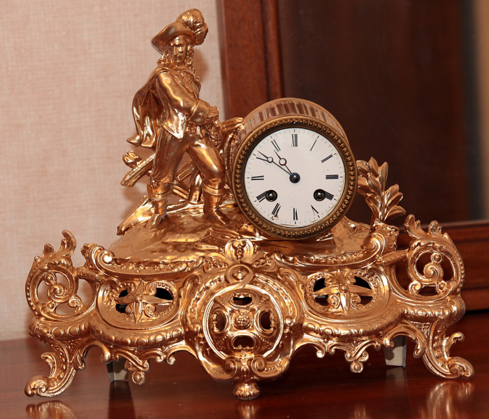Антикварные каминные часы с боем «Мушкетёр» - Франция, 19 век Антикварные Французские каминные часы с боем «Мушкетёр» 19 века. Классическая механика с часовым и получасовым боем. Часы в хорошем оригинальном состоянии, механизм на уверенном ходу, бой исправен. Эти каминные часы отлично подходят в качестве ценного подарка адвокату актёру, отличный подарок офицеру, ценный подарок на юбилей купить с доставкой в магазине ДариАнтик.рф