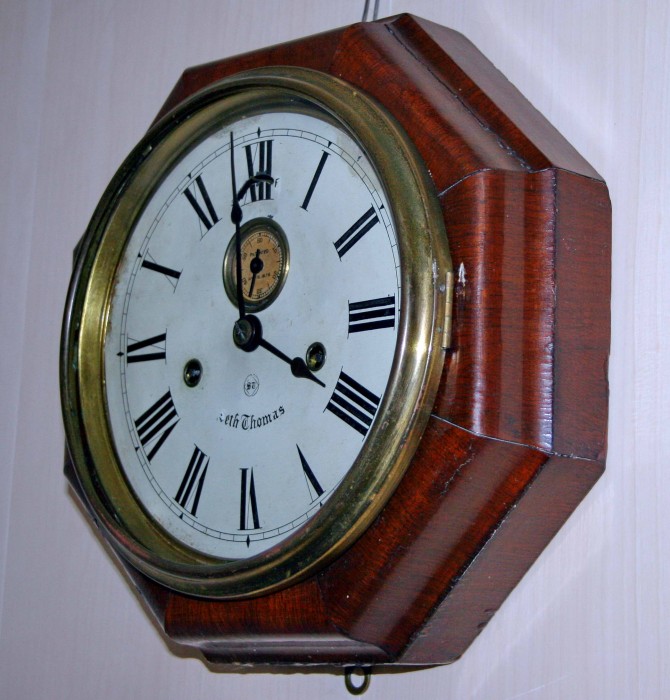 Настенные железнодорожные октагональные часы Seth Thomas из США Классические старинные американские железнодорожные настенные часы Seth Thomas, на уверенном ходу и в хорошем антикварном состоянии. Эти прекрасные старинные настенные часы станут оригинальным подарком железнодорожнику, руководителю, или партнеру.