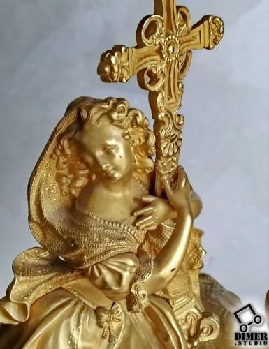 Антикварные каминные часы «Святая Мария Магдалина» с боем в стиле Louis-Philippe, Франция, позолоченная бронза. Эти классические антикварные Французские часы - необычный подарок на юбилей политику, бизнесмену, состоятельному господину, у которого все есть