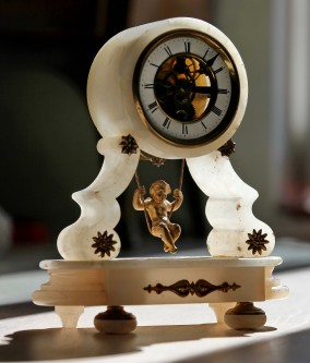 Редкие антикварные часы-качели "скелетон" с ангелочком (Франция, 19 век)
