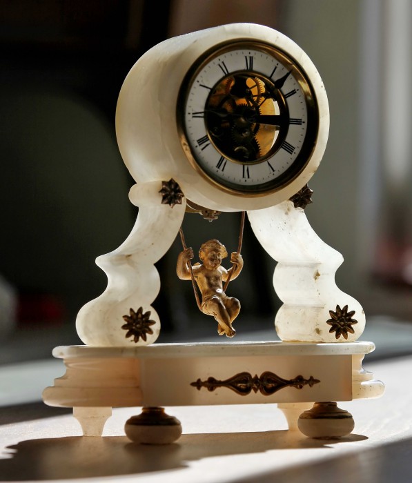 Редкие антикварные часы-качели &quot;скелетон&quot; с ангелочком (Франция, 19 век) Эксклюзивный сувенир, удивляющий ценный подарок на юбилей - редкие антикварные Французские каминные часы-качели с ангелочком "скелетон" (механизм, видимый сквозь циферблат), механизм «E.Farcot», Франция 19 век. Классические антикварные Французские часы 19 века - лучший подарок руководителю, политику или бизнесмену, прекрасный подарок священнослужителю на Рождество купить с курьерской доставкой по России в магазине ДариАнтик™.