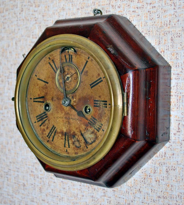 Старинные Американские октагональные часы Ansonia с боем Классические старинные американские железнодорожные настенные часы Ansonia с часовым боем, на уверенном ходу и в хорошем антикварном состоянии. Эти прекрасные старинные настенные часы станут оригинальным подарком железнодорожнику, руководителю,  или партнеру на Новый Год.