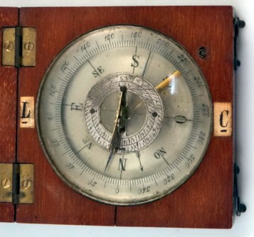 Антикварный карманный компас с солнечными часами в корпусе из красного дерева