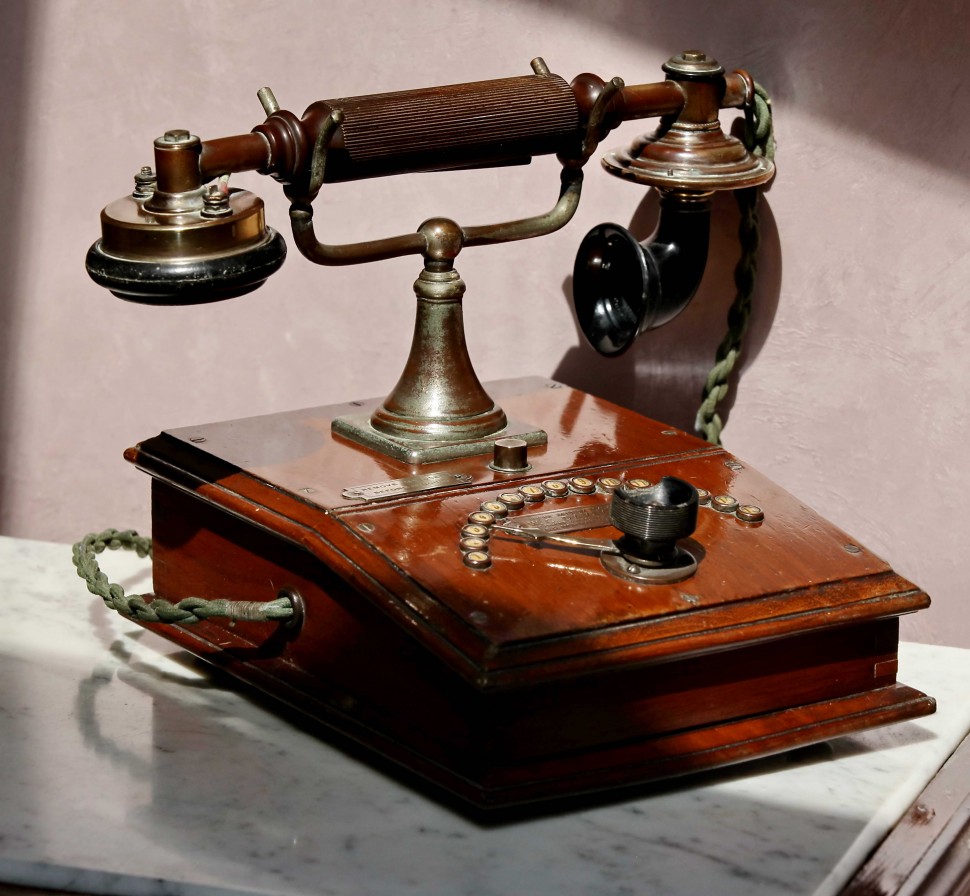 Телефон 20 000 рублей. Телефон 20 века. Телефон начала 20 века. Первый телефон. Подарок связисту.