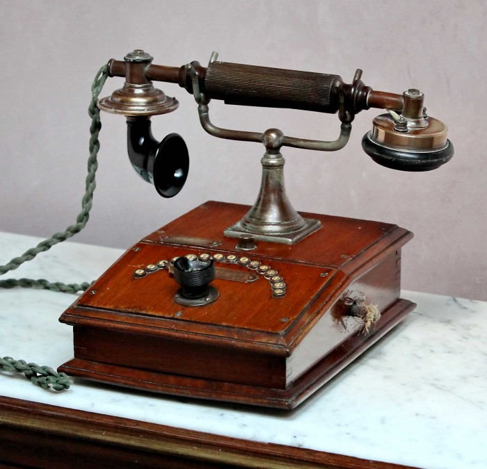 Редкий антикварный Английский музейный телефон первой четверти 20 века Антикварный Английский настольный телефон, или "телефон-подсвечник" начала 20 века - оригинальный ценный дорогой подарок связисту, стильный элемент интерьера лофта, большой квартиры или коттеджа.