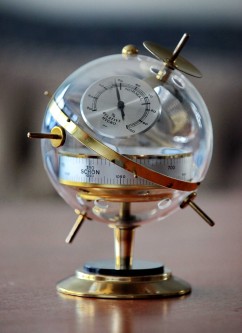 Немецкая настольная метеостанция "Спутник" 60-х годов 20 века