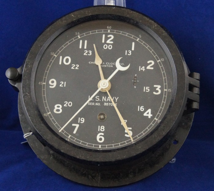 Старинные корабельные часы «Chelsea» ВМФ США Необычный дорогой подарок капитану яхтсмену владельцу яхты, оригинальный бизнес сувенир для офицера моряка, прекрасный подарок морпеху - оригинал старинных корабельных часов "Chelsea" выпускавшихся для военно-морского флота США. Эти часы были выпущены в начале 40-х годов 20 века и остаются в отличном исправном состоянии. Купить настоящие морские американские часы легко - курьерская доставка магазина ДариАнтик.рф по Москве и области в течение 24 часов.
