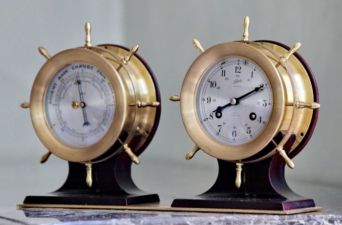 Малые каютные часы-штурвал &quot;Schatz&quot; в комплекте с барометром Необычный подарок на юбилей, оригинальный подарок для офицера моряка, прекрасный подарок морпеху - Немецкие малые каютные часы Schatz с боем, в комплекте с барометром, классическая модель, выпускавшаяся в 60-70 годах ХХ века. Часы после чистки и смазки, в отличном полностью работоспособном состоянии.