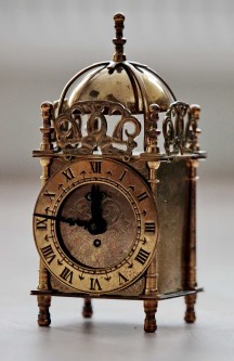 Старинные английские кабинетные настольные часы SMITHS в форме сигнального фонаря