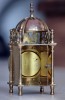Старинные английские кабинетные настольные часы SMITHS в форме сигнального фонаря - Старинные английские часы SMITHS в форме сигнального фонаря в корпусе из латуни. Стильный экземпляр классических английских кабинетных часов с боем - вид сзади.