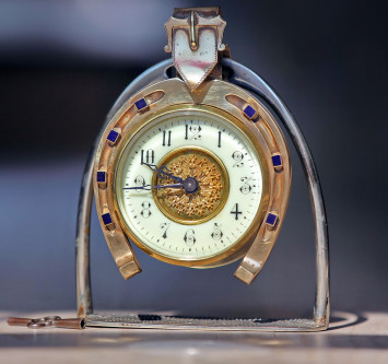 Антикварные кабинетные настольные часы из Англии в форме подковы на удачу