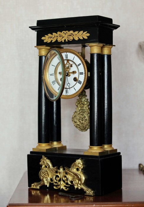 Французские полочные часы «Портик» конца 19 века Эти Французские старинные каминные часы  - оригинальный элемент для оформления любого интерьера. Купите антикварные Французские каминные часы с боем в подарок руководителю или политику с быстрой доставкой магазина ДариАнтик™.
