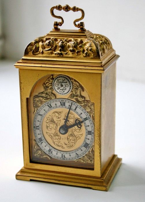 Классические Английские настольные часы MERCER Классические Английские настольные часы MERCER в увесистом металлическом корпусе, произведенные в середине 20 века. Часы в отличном и 100% исправном состоянии, на уверенном ходу, не реставрировались, купить с быстрой курьерской доставкой в магазине ДариАнтик.рф