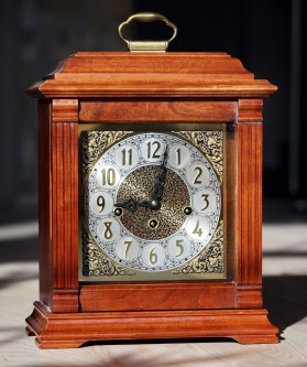 Большие старинные настольные кабинетные часы с мелодичным четвертным боем