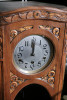 Немецкие настенные часы JUNGHANS с мелодичным  четвертным боем - Немецкие механические часы JUNGHANS B.26 в корпусе из массива дуба, выполненные в стиле "Модерн", получившем наибольшее распространение в конце 19 и первой половине 20 веков. Несмотря на то, что эти часы были выпущены в начале 20 века (на механизме стоит 