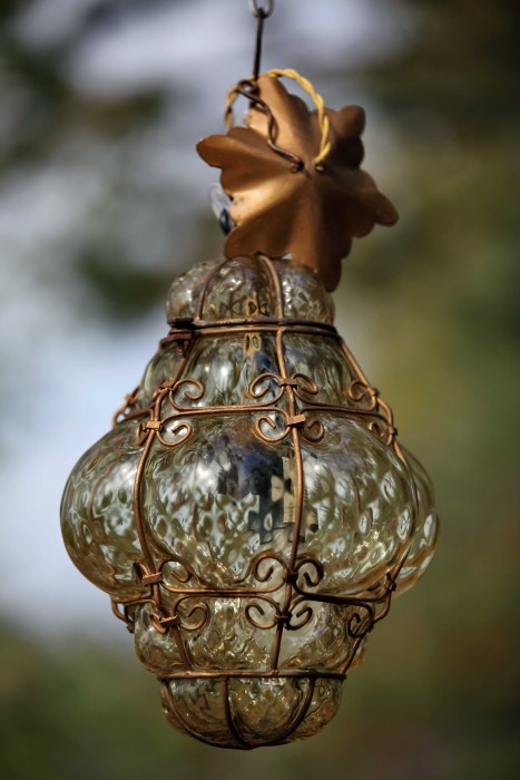 Некрупная старинная подвесная лампа из Венецианского стекла Подарок на новоселье, подарок на день рождения, подарок любимой - необычная старинная подвесная лампа из Венецианского стекла, выполненная стеклодувами острова Murano в 30-х годах 20 века. Эта лампа остается в отличной сохранности и полностью исправна. Купить в магазине ДариАнтик.рф