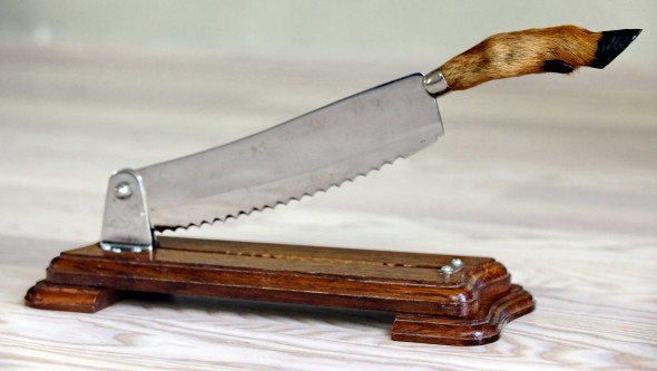 Старинная Французская хлеборезка (нож для багета) на дубовом основании