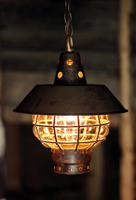Подвесная лампа, люстра 30х годов из Венецианского стекла &quot;Мурано&quot; с абажуром Необычная старинная подвесная лампа (люстра) из Венецианского стекла с абажуром, выполненная стеклодувами острова Murano в 30-х годах 20 века. Эта лампа остается в отличной сохранности и полностью исправна и станет прекрасным подарком на новоселье или на юбилей. Доставка по России.