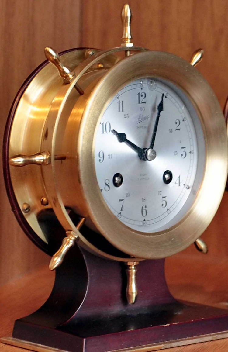 Морские часы купить. Часы судовые каютные корабельные. Немецкие каютные часы Шварц. Часы морские Schatz Royal Mariner. Старинные морские часы.