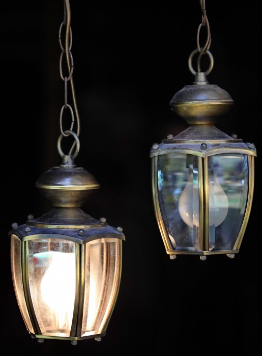 Пара Французских подвесных светильников второй половины 20 века Комплект из пары Французских подвесных светильников второй половины 20 века классической строгой формы из стекла и латуни. Прекрасный и полезный подарок на новоселье
