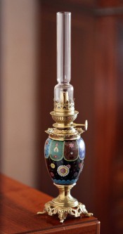 Антикварная керосиновая лампа на основании из бронзы, украшенная перегородчатой эмалью "клуазонне"