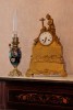 Антикварная керосиновая лампа на основании из бронзы, украшенная перегородчатой эмалью "клуазонне" - Шикарная старинная керосиновая лампа на основании из бронзы, украшенная перегородчатой эмалью "клуазоне" на антикварном секретере с инкрустацией Маркетри, рядом с антикварными часами Vincenti & Cie "В путь с молитвой" 