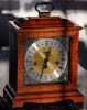 Шикарные крупные настольные кабинетные часы HOWARD MILLER с мелодичным четвертным боем - Солидный подарок или необычный ценный сувенир, эксклюзивный новогодний подарок - классические механические кабинетные часы HOWARD MILLER (США) середины 20 века. Часы выполнены в строгом английском стиле, в корпусе из дерева. Механизм часов с четвертным бо
