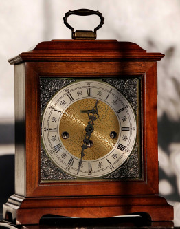 Шикарные крупные настольные кабинетные часы HOWARD MILLER с мелодичным четвертным боем