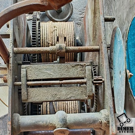 Обилие пыли, грязи и коррозии - визитная карточка таких древних меанизмов