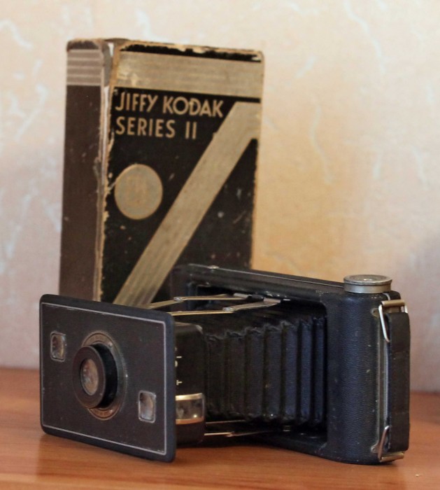 Старинный фотоаппарат JIFFY KODAK в оригинальной коробке Старинный фотоаппарат JIFFY KODAK